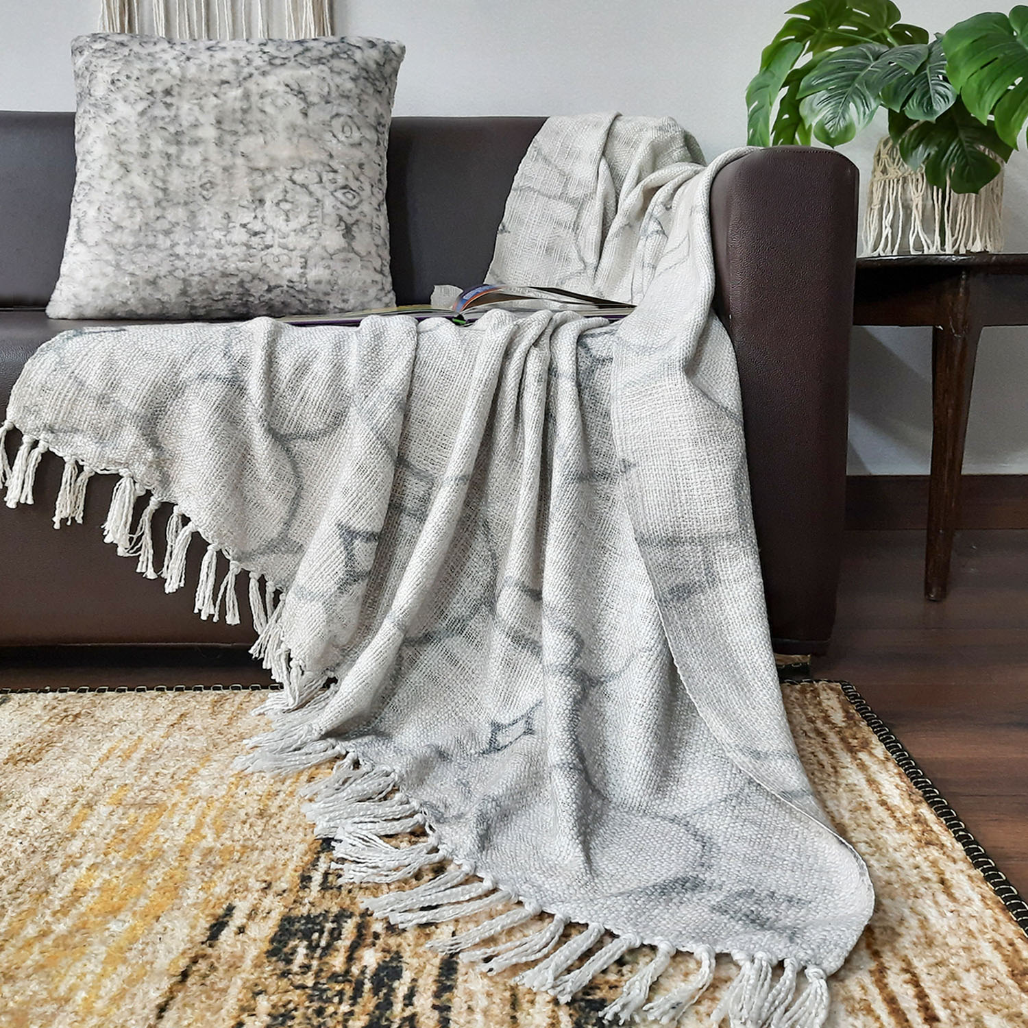 Avioni Beautiful Soft Sofa Throw A must add to your living room Modern Design Virgin Premium Polyester Slub Handloom Sofa Throw